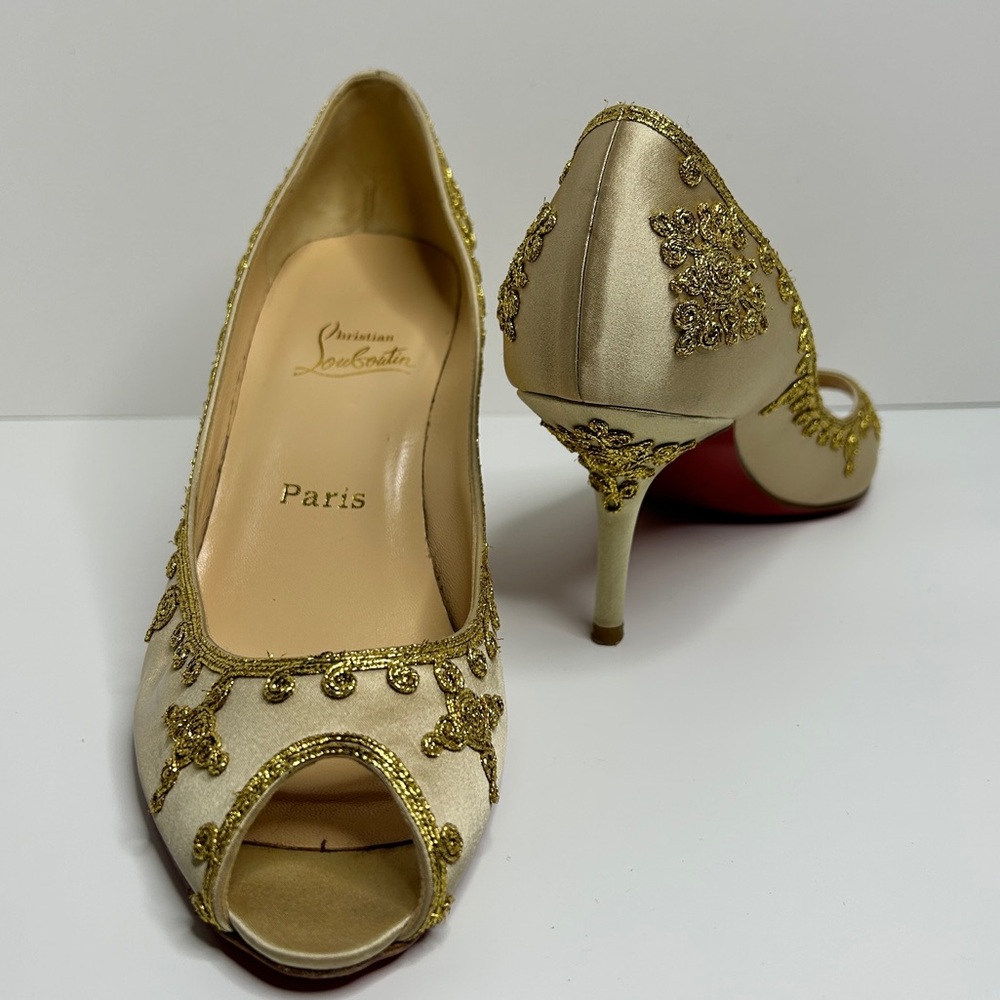 CHRISTIAN LOUBOUTIN Satin Embroidered Accent Pumps Sz 41